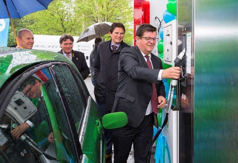 Minister Tommelein en CNG-tankzuil (Kopie)