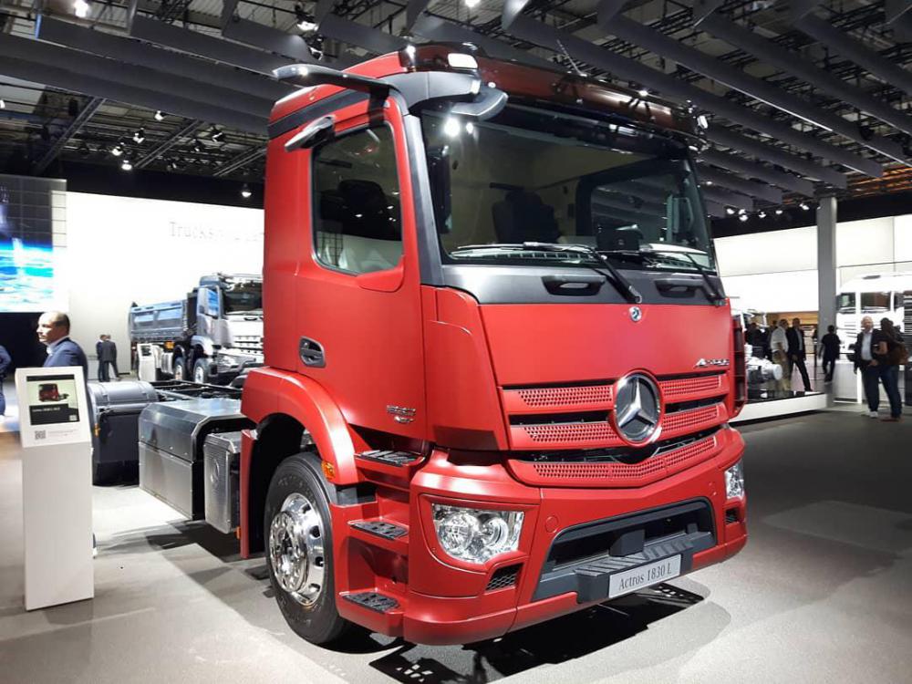 Mercedes-Benz_Actros_NGT_op_IAA2018.jpg
