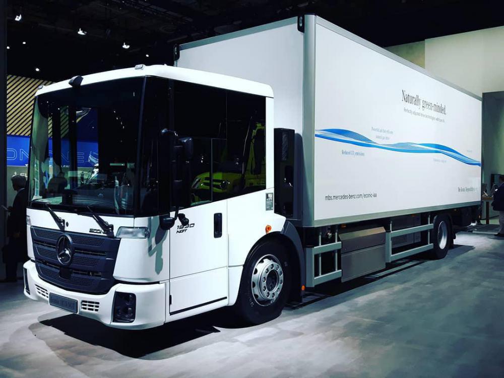 Mercedes-Benz_Econic_NGT_op_IAA2018.jpg