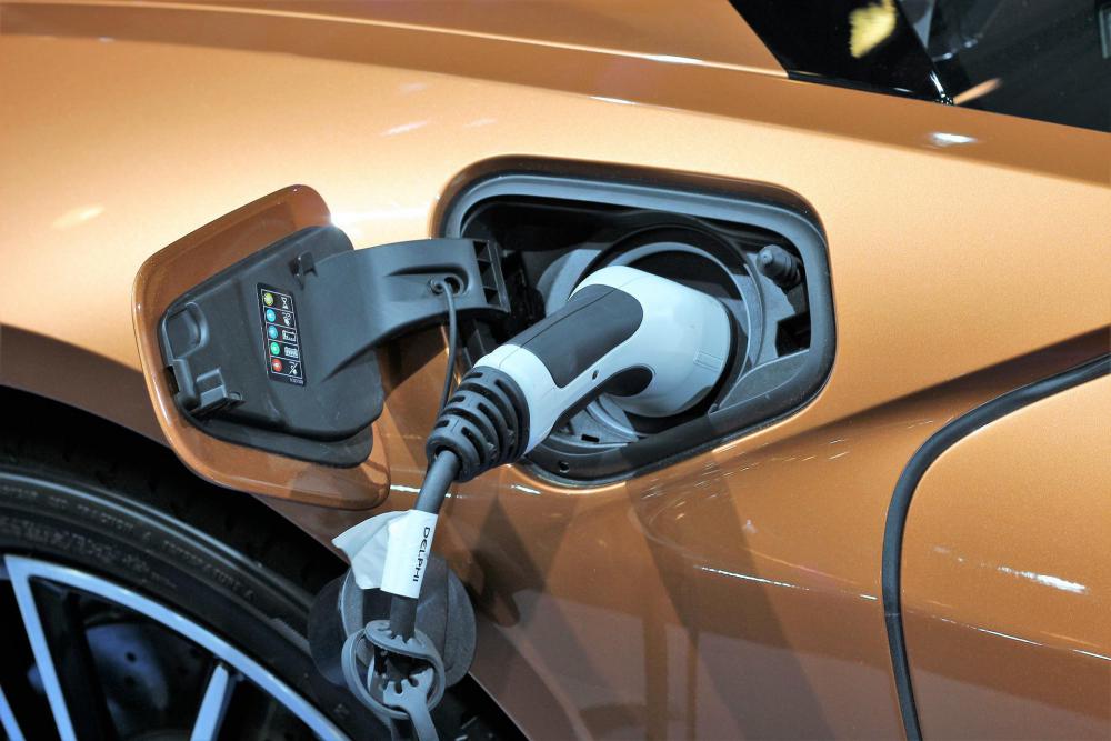bmw-i8-roadster-battery-charging_1920.jpg